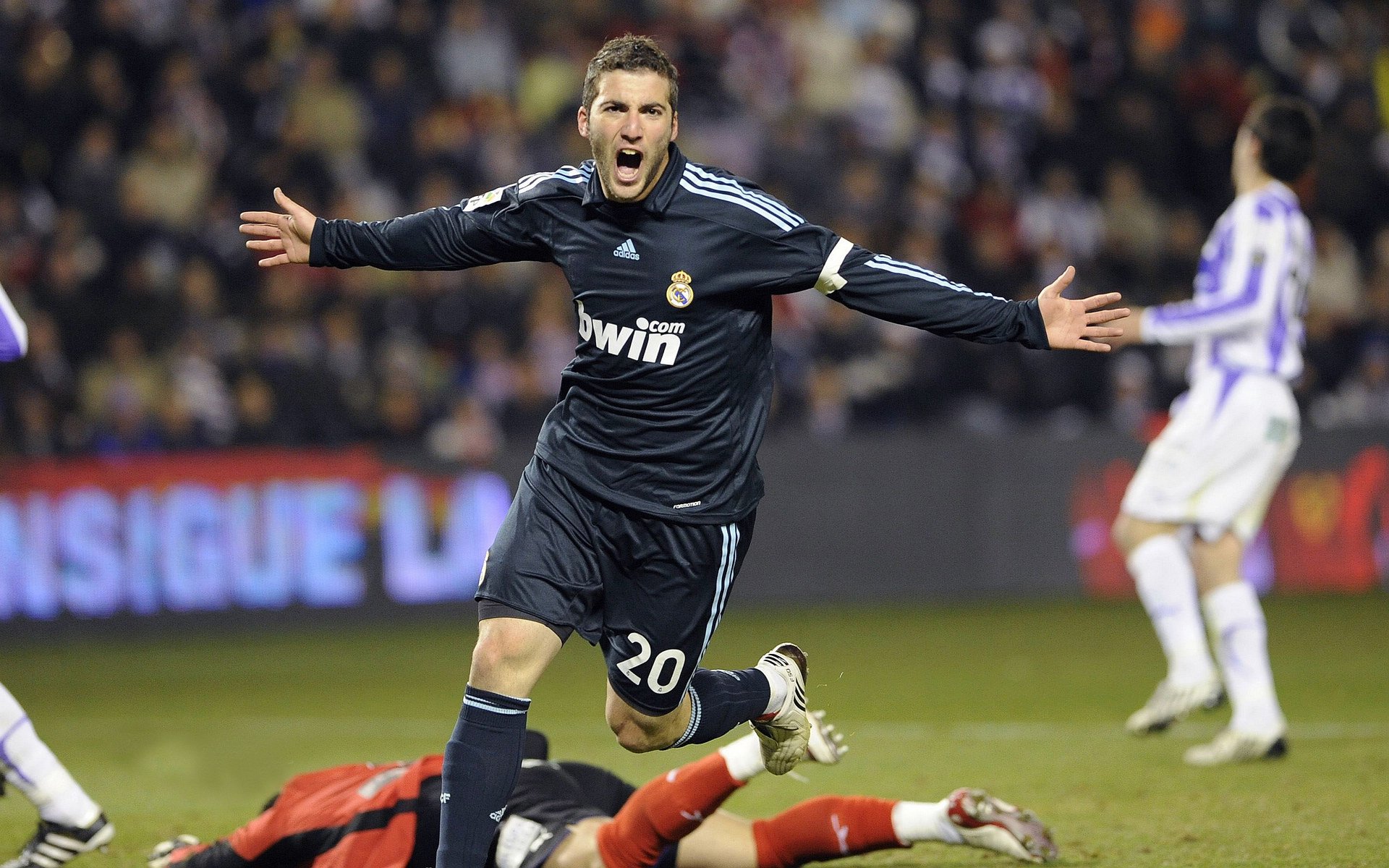 法比尼奥的节奏交响曲，F1年度争冠之夜的隐形指挥家